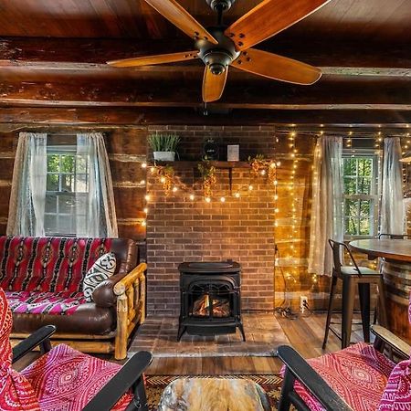 Boozy Bear Bungalow Romantic Cabin 5 Mins 2 Downtown With Hot Tub And Fire Pit Gatlinburg Esterno foto