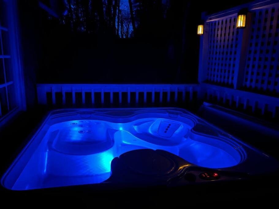 Boozy Bear Bungalow Romantic Cabin 5 Mins 2 Downtown With Hot Tub And Fire Pit Gatlinburg Esterno foto
