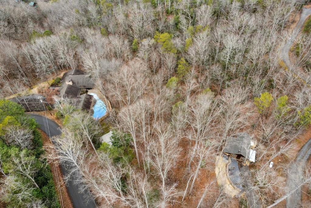 Boozy Bear Bungalow Romantic Cabin 5 Mins 2 Downtown With Hot Tub And Fire Pit Gatlinburg Esterno foto
