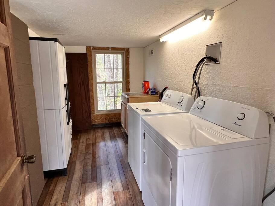Boozy Bear Bungalow Romantic Cabin 5 Mins 2 Downtown With Hot Tub And Fire Pit Gatlinburg Esterno foto