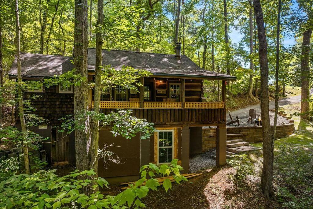 Boozy Bear Bungalow Romantic Cabin 5 Mins 2 Downtown With Hot Tub And Fire Pit Gatlinburg Esterno foto