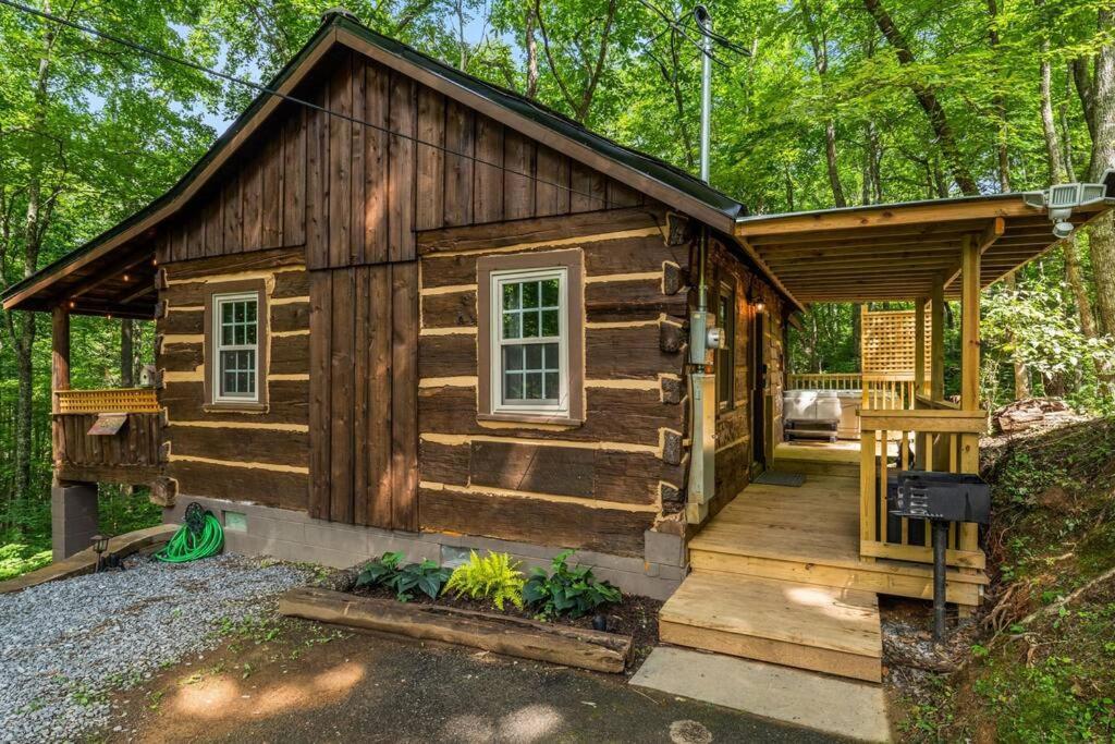 Boozy Bear Bungalow Romantic Cabin 5 Mins 2 Downtown With Hot Tub And Fire Pit Gatlinburg Esterno foto