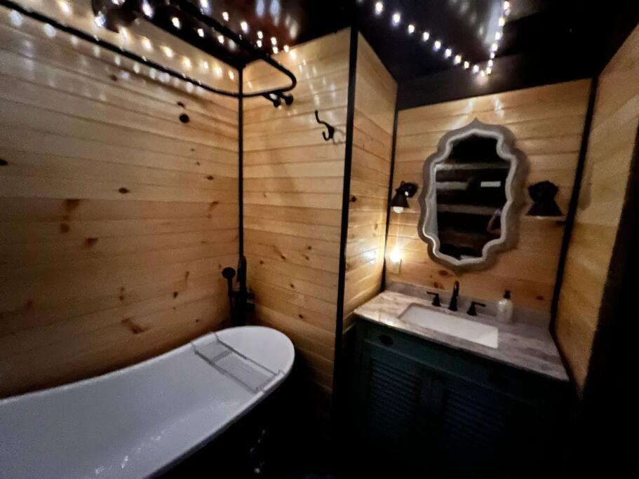 Boozy Bear Bungalow Romantic Cabin 5 Mins 2 Downtown With Hot Tub And Fire Pit Gatlinburg Esterno foto