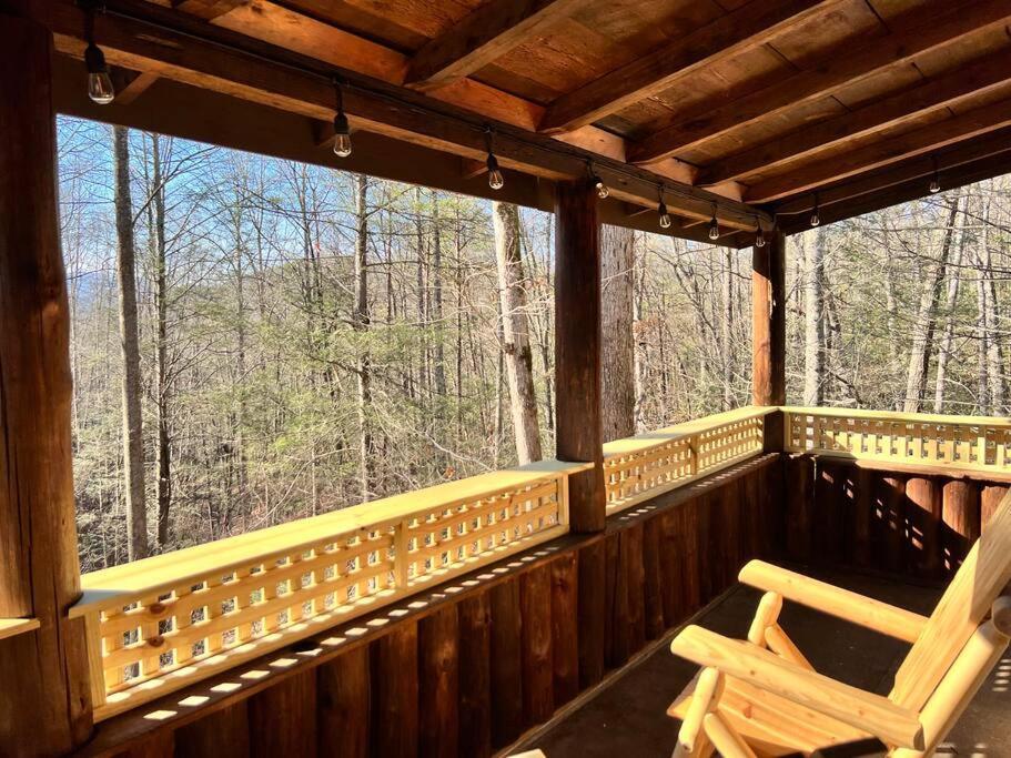 Boozy Bear Bungalow Romantic Cabin 5 Mins 2 Downtown With Hot Tub And Fire Pit Gatlinburg Esterno foto