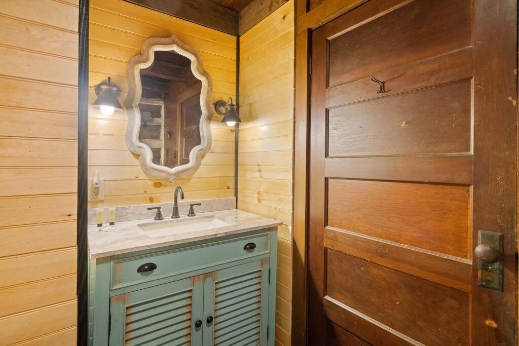 Boozy Bear Bungalow Romantic Cabin 5 Mins 2 Downtown With Hot Tub And Fire Pit Gatlinburg Esterno foto