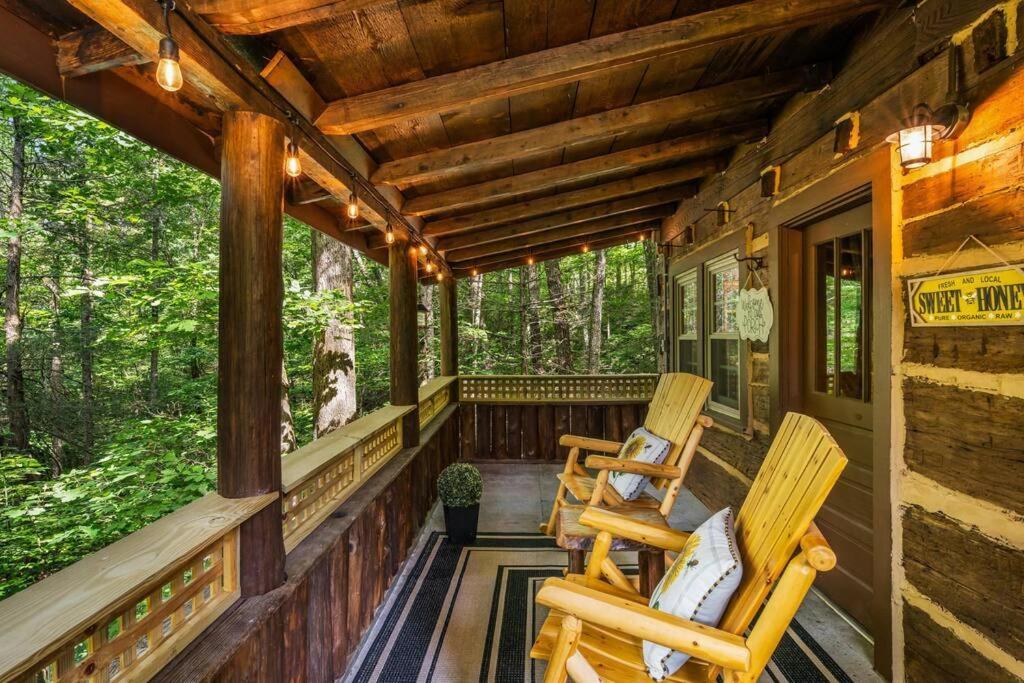 Boozy Bear Bungalow Romantic Cabin 5 Mins 2 Downtown With Hot Tub And Fire Pit Gatlinburg Esterno foto