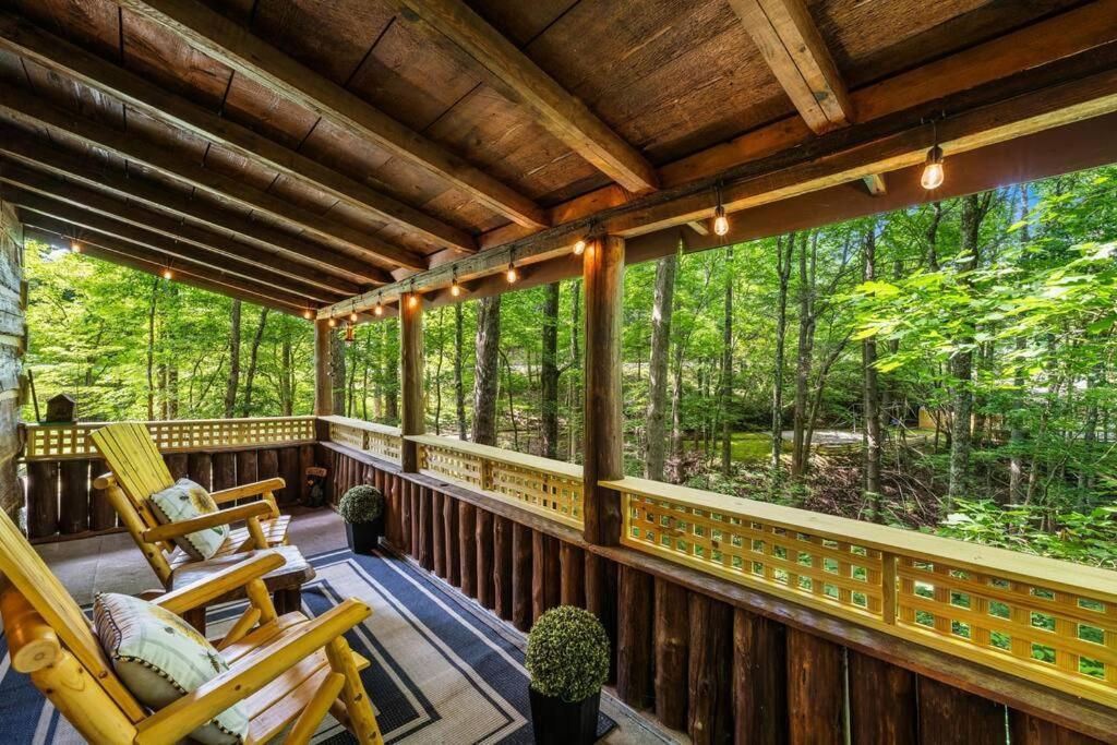 Boozy Bear Bungalow Romantic Cabin 5 Mins 2 Downtown With Hot Tub And Fire Pit Gatlinburg Esterno foto