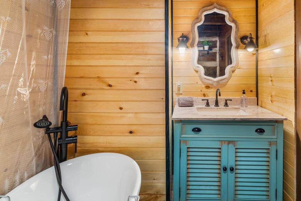 Boozy Bear Bungalow Romantic Cabin 5 Mins 2 Downtown With Hot Tub And Fire Pit Gatlinburg Esterno foto