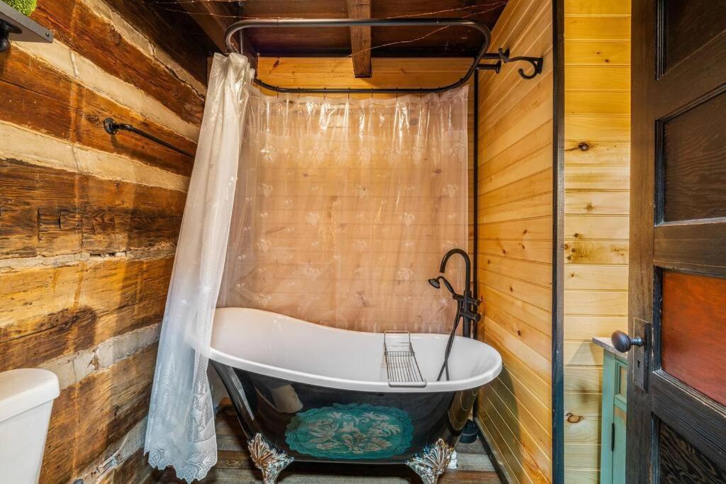 Boozy Bear Bungalow Romantic Cabin 5 Mins 2 Downtown With Hot Tub And Fire Pit Gatlinburg Esterno foto