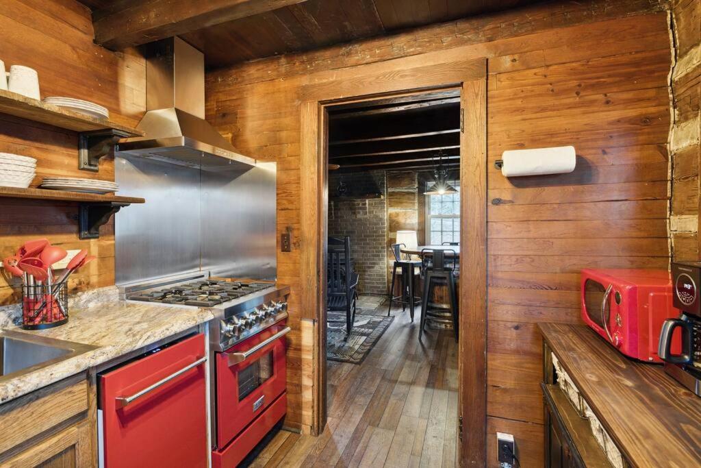 Boozy Bear Bungalow Romantic Cabin 5 Mins 2 Downtown With Hot Tub And Fire Pit Gatlinburg Esterno foto