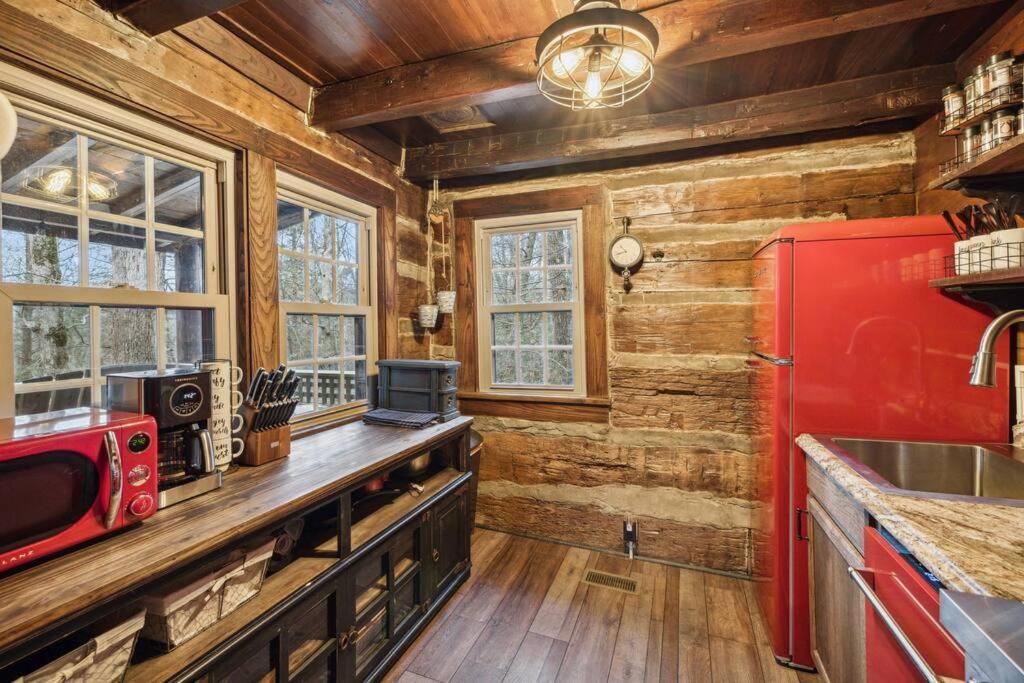 Boozy Bear Bungalow Romantic Cabin 5 Mins 2 Downtown With Hot Tub And Fire Pit Gatlinburg Esterno foto