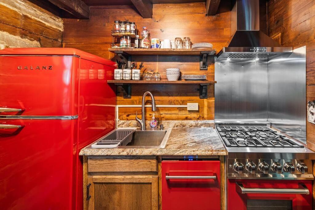 Boozy Bear Bungalow Romantic Cabin 5 Mins 2 Downtown With Hot Tub And Fire Pit Gatlinburg Esterno foto