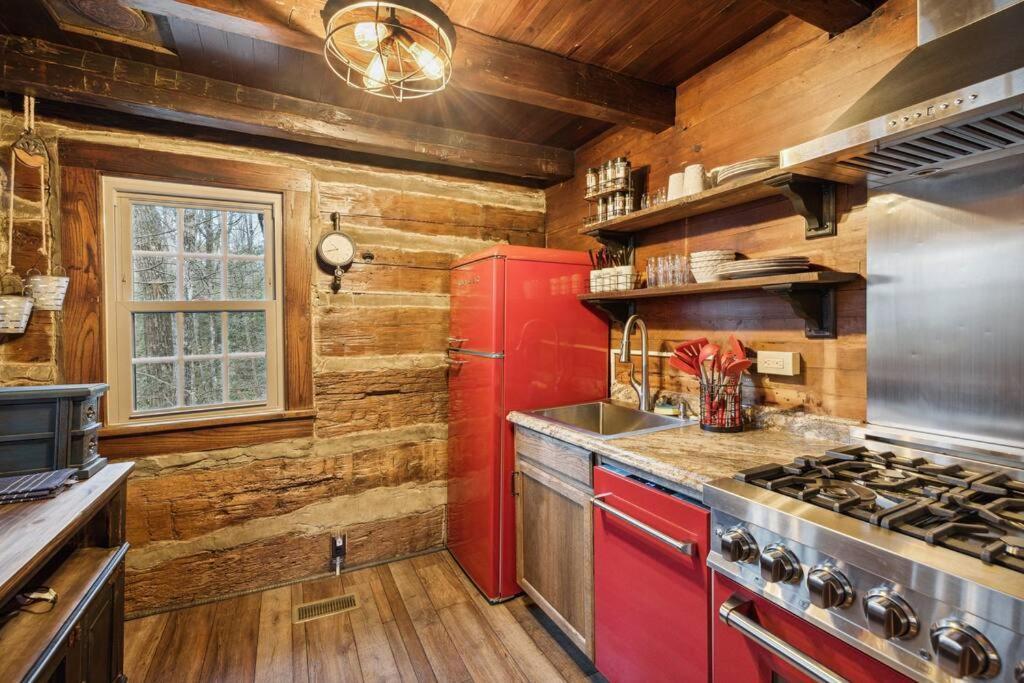 Boozy Bear Bungalow Romantic Cabin 5 Mins 2 Downtown With Hot Tub And Fire Pit Gatlinburg Esterno foto