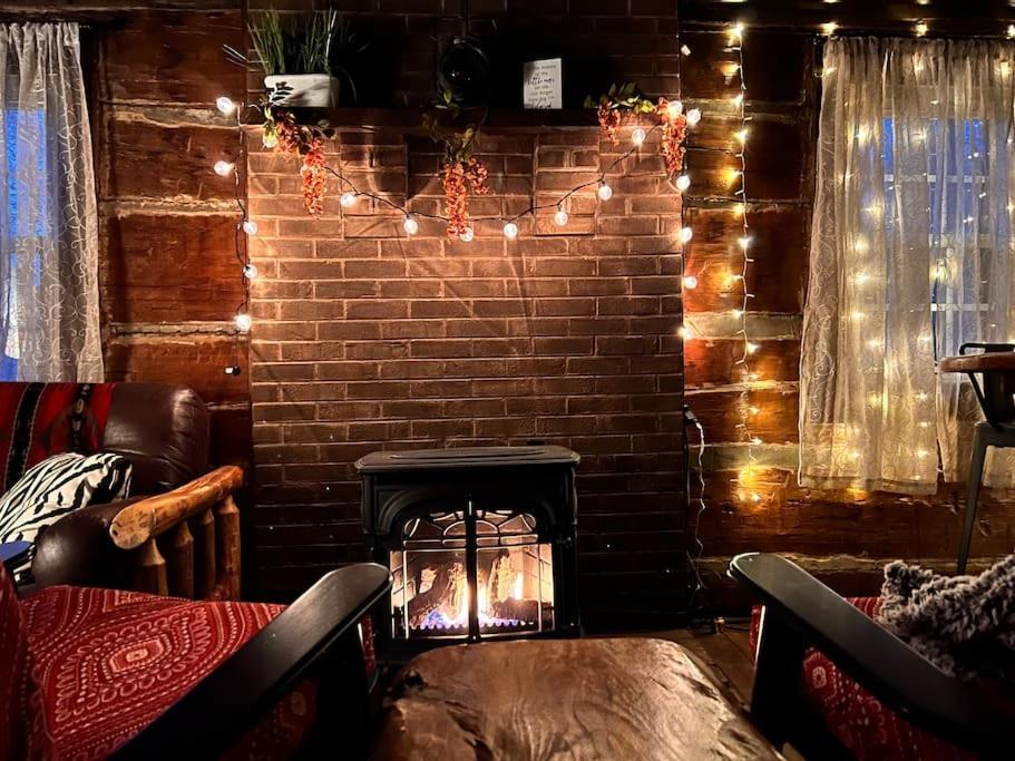 Boozy Bear Bungalow Romantic Cabin 5 Mins 2 Downtown With Hot Tub And Fire Pit Gatlinburg Esterno foto