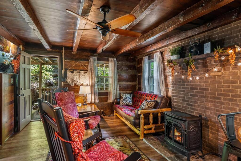Boozy Bear Bungalow Romantic Cabin 5 Mins 2 Downtown With Hot Tub And Fire Pit Gatlinburg Esterno foto