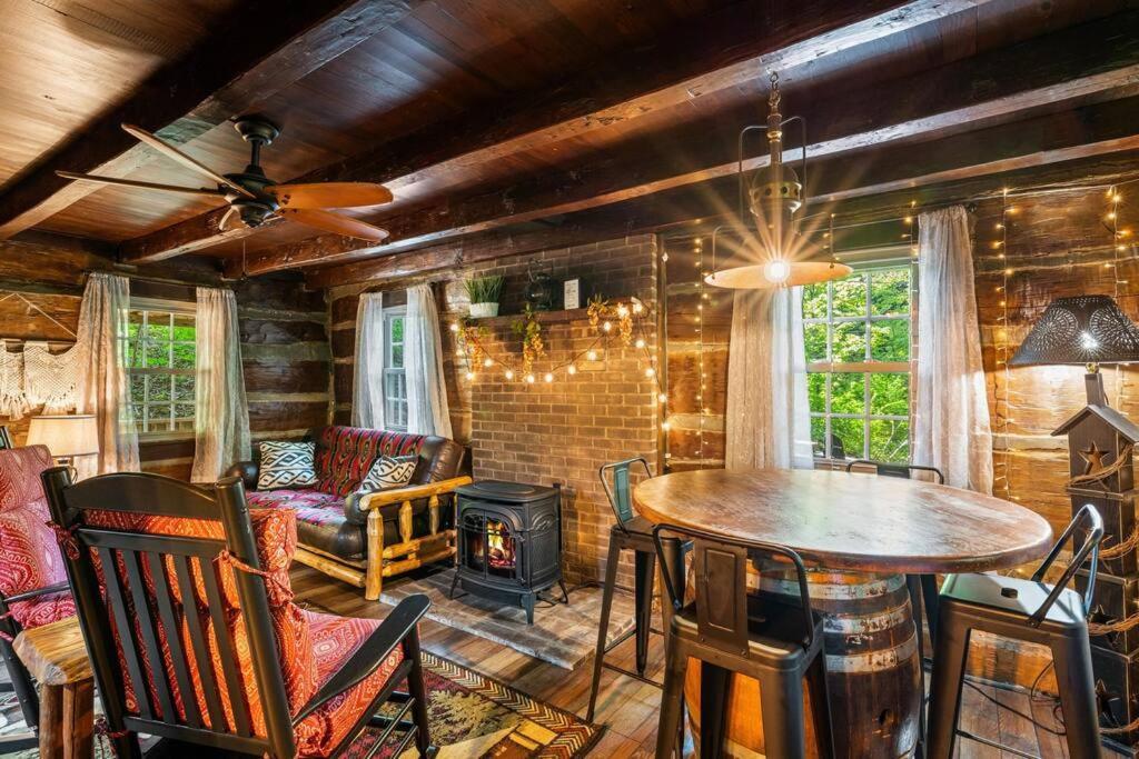 Boozy Bear Bungalow Romantic Cabin 5 Mins 2 Downtown With Hot Tub And Fire Pit Gatlinburg Esterno foto