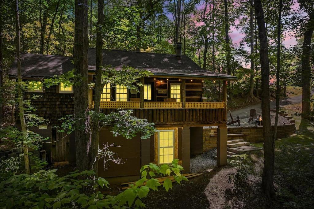 Boozy Bear Bungalow Romantic Cabin 5 Mins 2 Downtown With Hot Tub And Fire Pit Gatlinburg Esterno foto