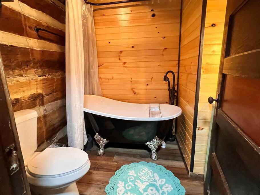 Boozy Bear Bungalow Romantic Cabin 5 Mins 2 Downtown With Hot Tub And Fire Pit Gatlinburg Esterno foto