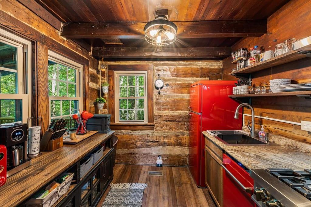 Boozy Bear Bungalow Romantic Cabin 5 Mins 2 Downtown With Hot Tub And Fire Pit Gatlinburg Esterno foto