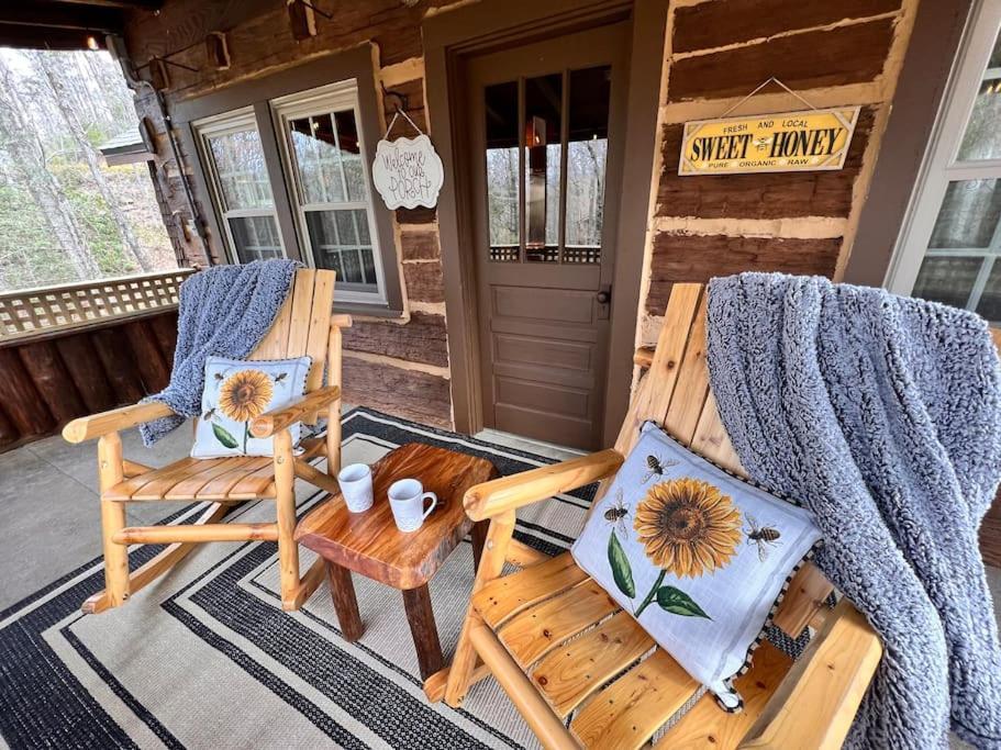Boozy Bear Bungalow Romantic Cabin 5 Mins 2 Downtown With Hot Tub And Fire Pit Gatlinburg Esterno foto