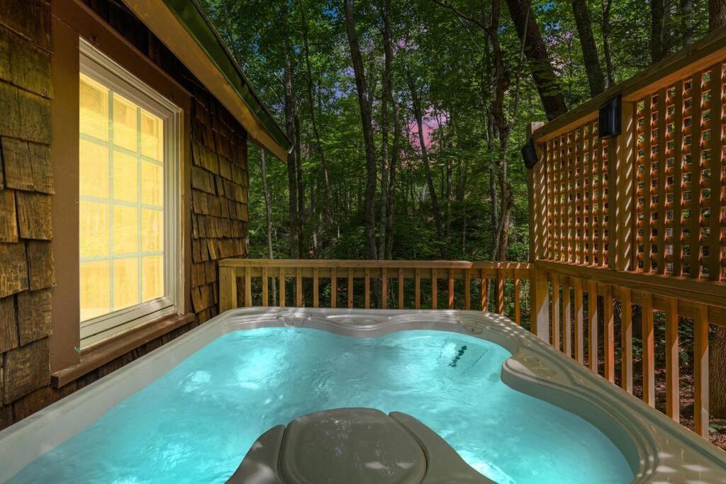 Boozy Bear Bungalow Romantic Cabin 5 Mins 2 Downtown With Hot Tub And Fire Pit Gatlinburg Esterno foto
